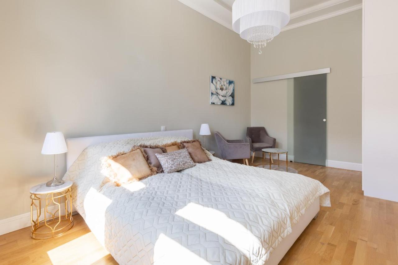 Designer Luxury Home In The Jewish Quarter Будапеща Екстериор снимка