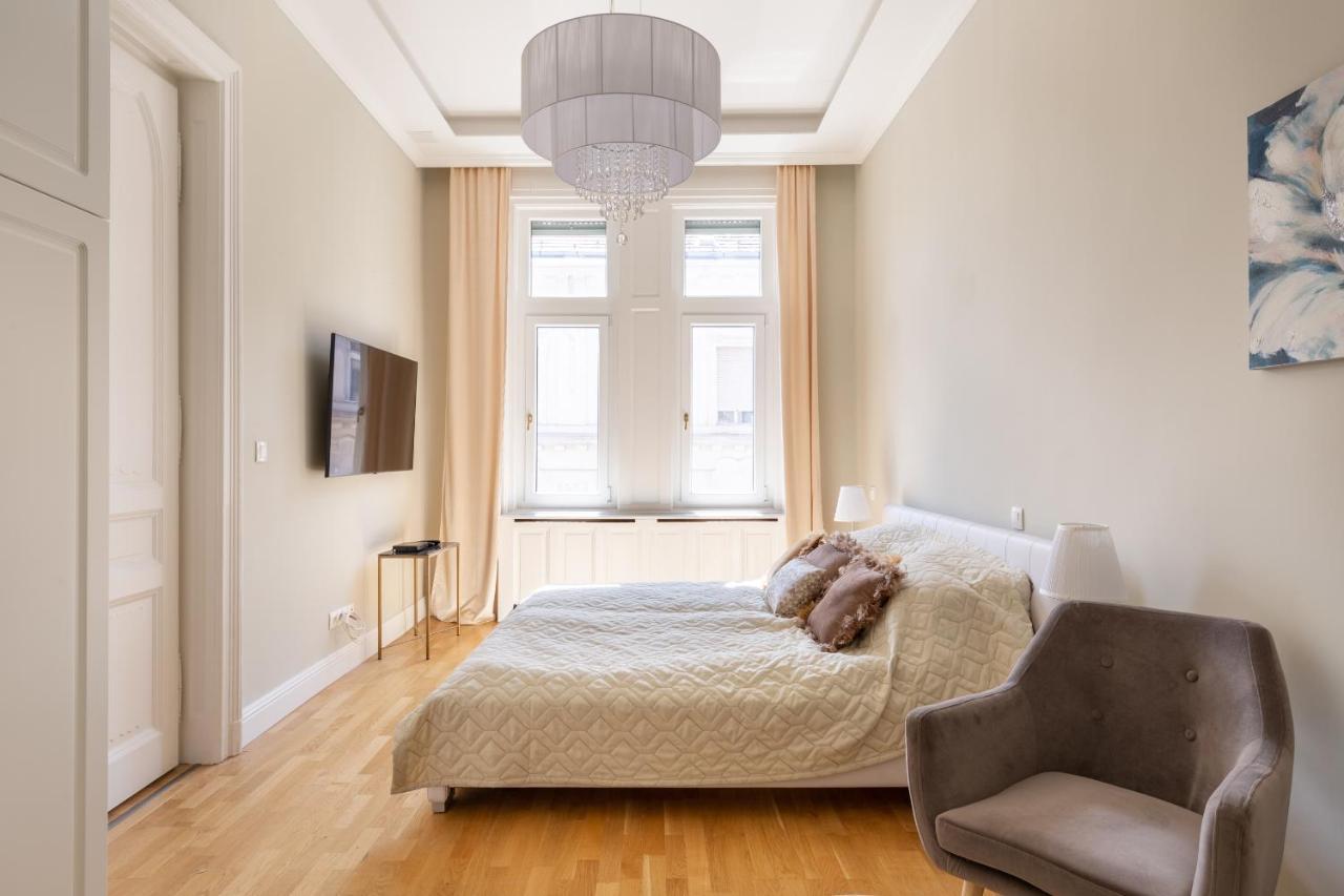 Designer Luxury Home In The Jewish Quarter Будапеща Екстериор снимка
